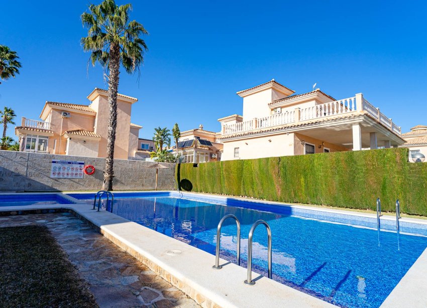 Resale - Terraced house / Townhouse - Punta Prima