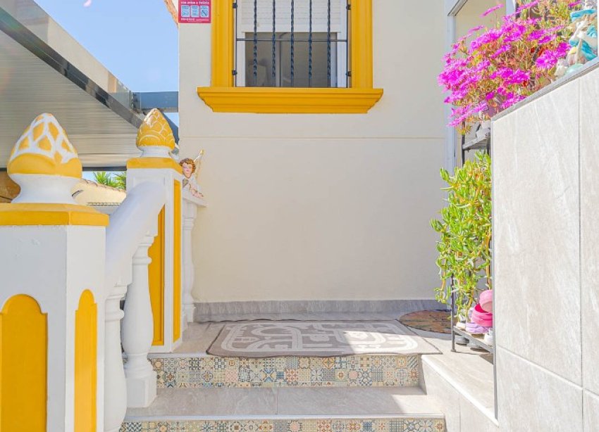Resale - Terraced house / Townhouse - Punta Prima