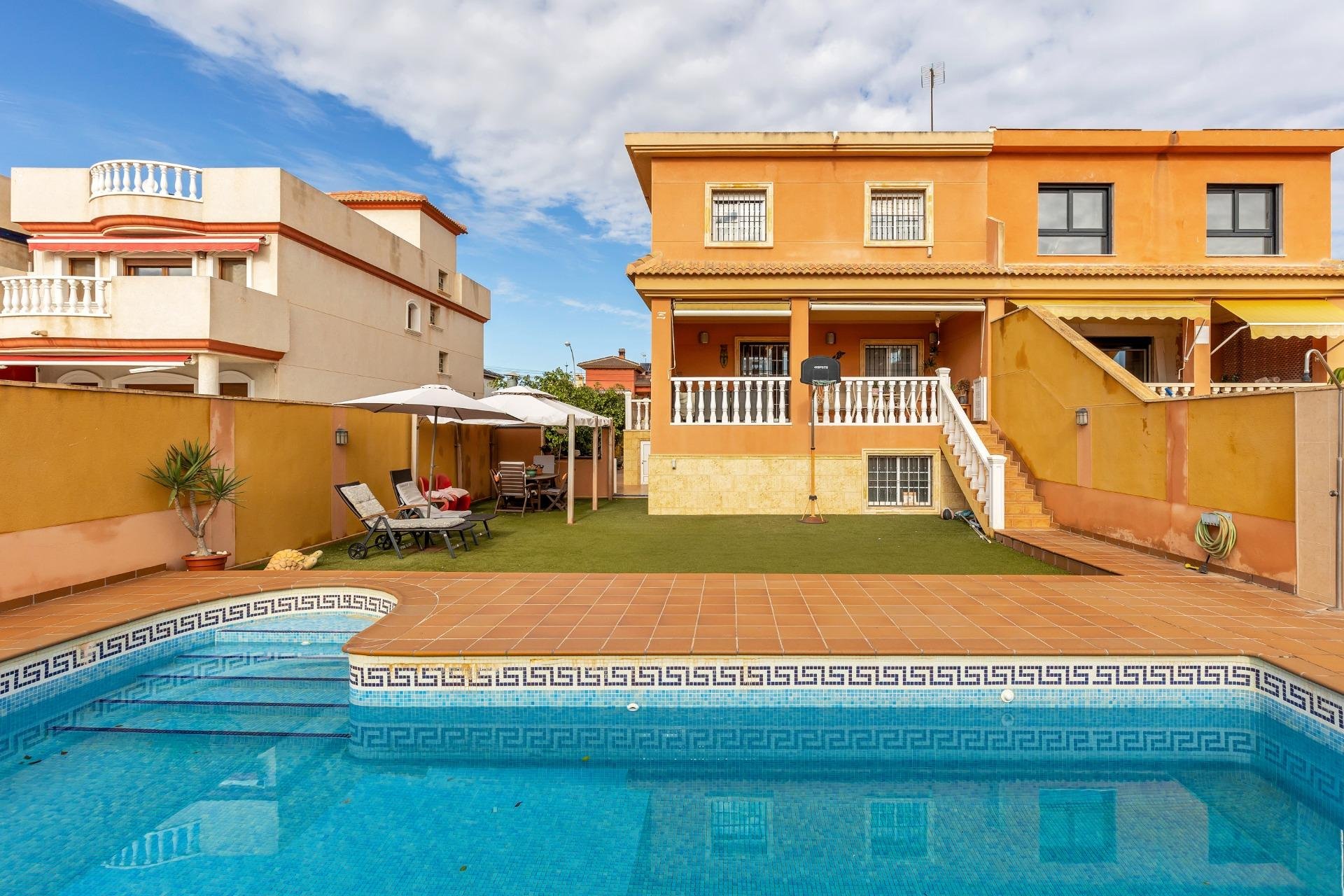 Resale - Terraced house / Townhouse - Torrevieja - Aguas Nuevas