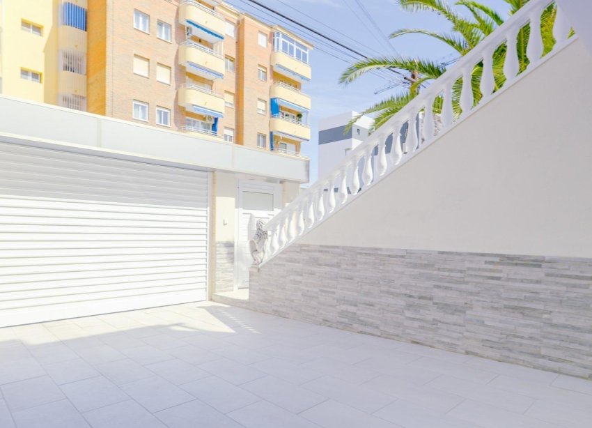 Resale - Terraced house / Townhouse - Torrevieja - Punta prima