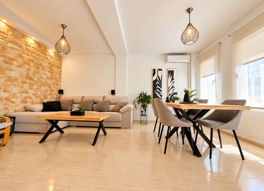 Resale - Townhouse / Terraced House - Daya Nueva