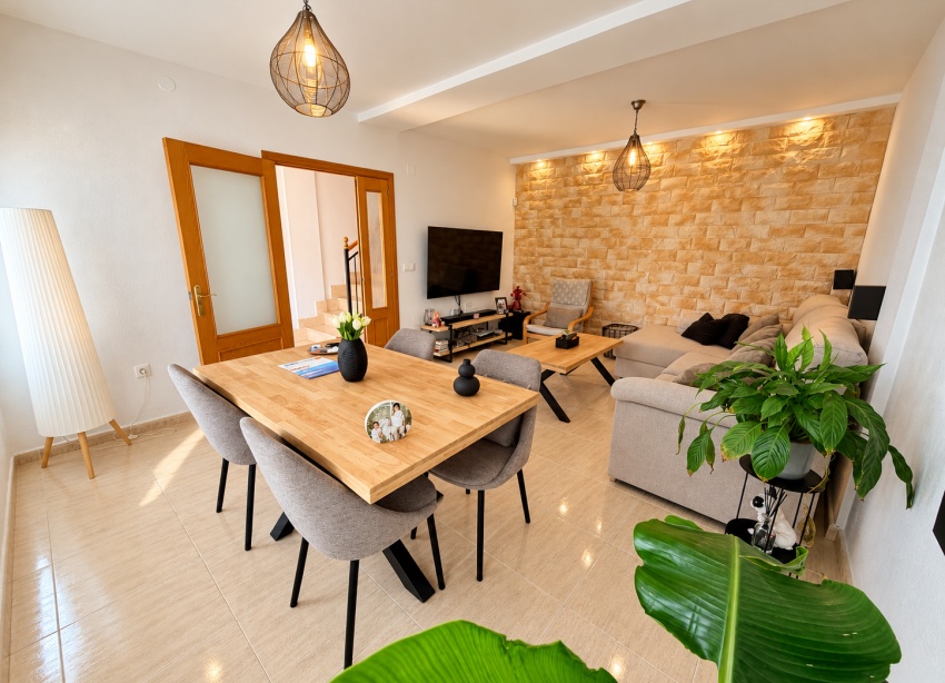 Resale - Townhouse / Terraced House - Daya Nueva