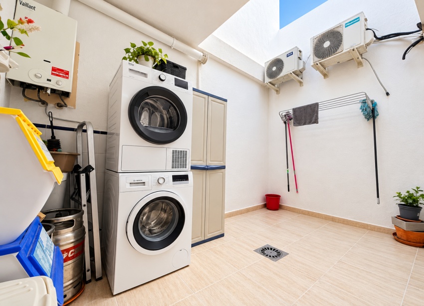 Resale - Townhouse / Terraced House - Daya Nueva