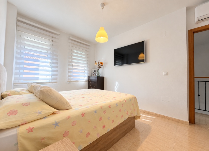 Resale - Townhouse / Terraced House - Daya Nueva