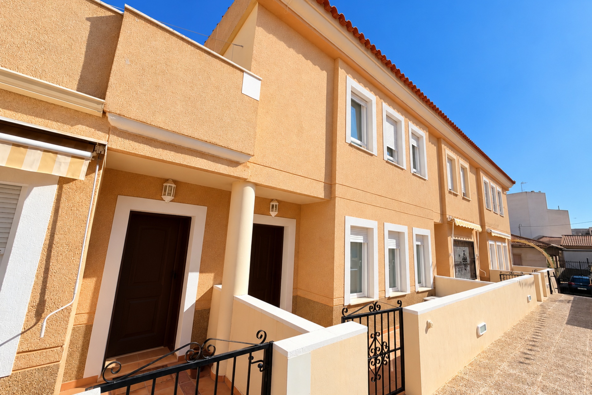 Resale - Townhouse / Terraced House - Daya Nueva