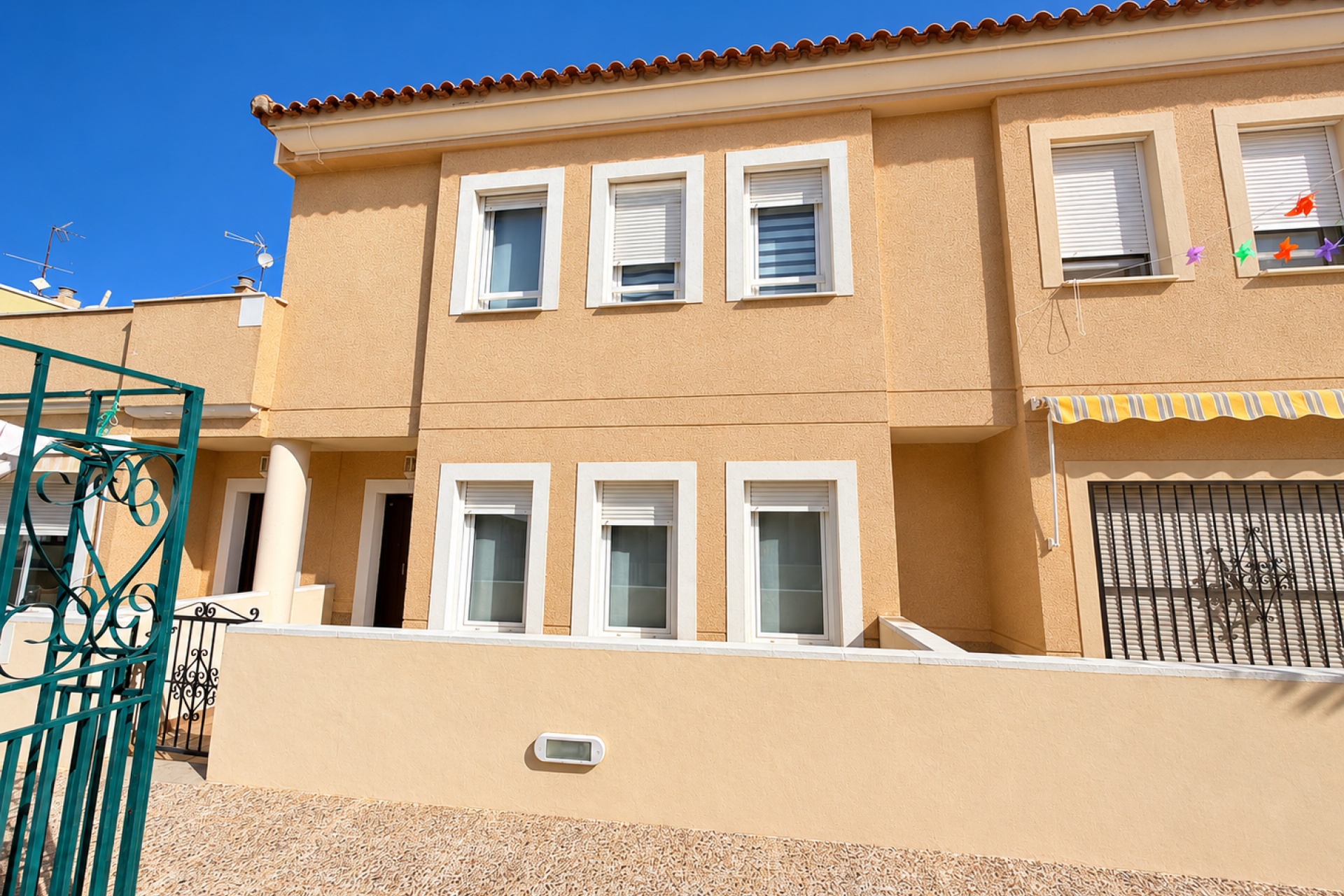 Resale - Townhouse / Terraced House - Daya Nueva