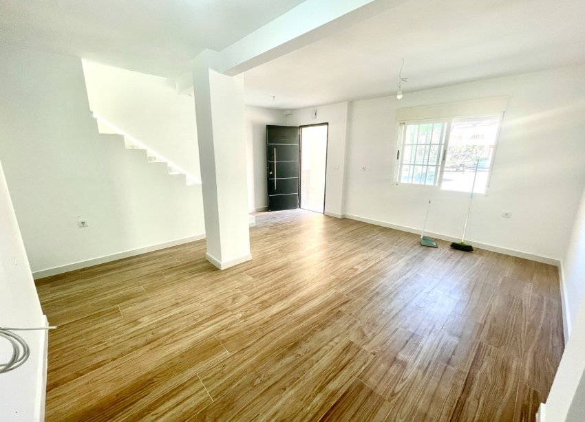 Resale - Townhouse / Terraced House - Daya Vieja