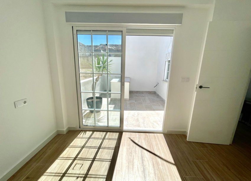 Resale - Townhouse / Terraced House - Daya Vieja