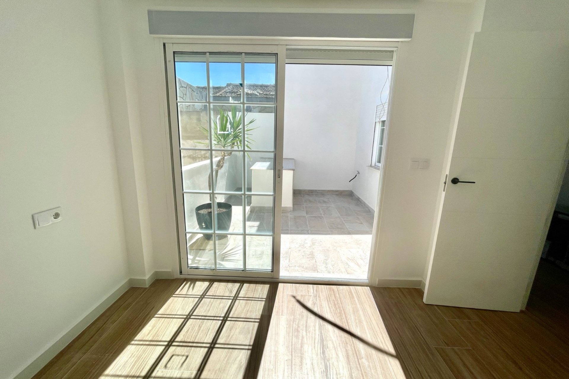 Resale - Townhouse / Terraced House - Daya Vieja
