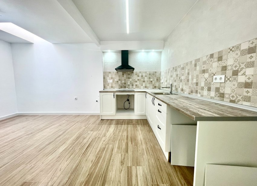 Resale - Townhouse / Terraced House - Daya Vieja