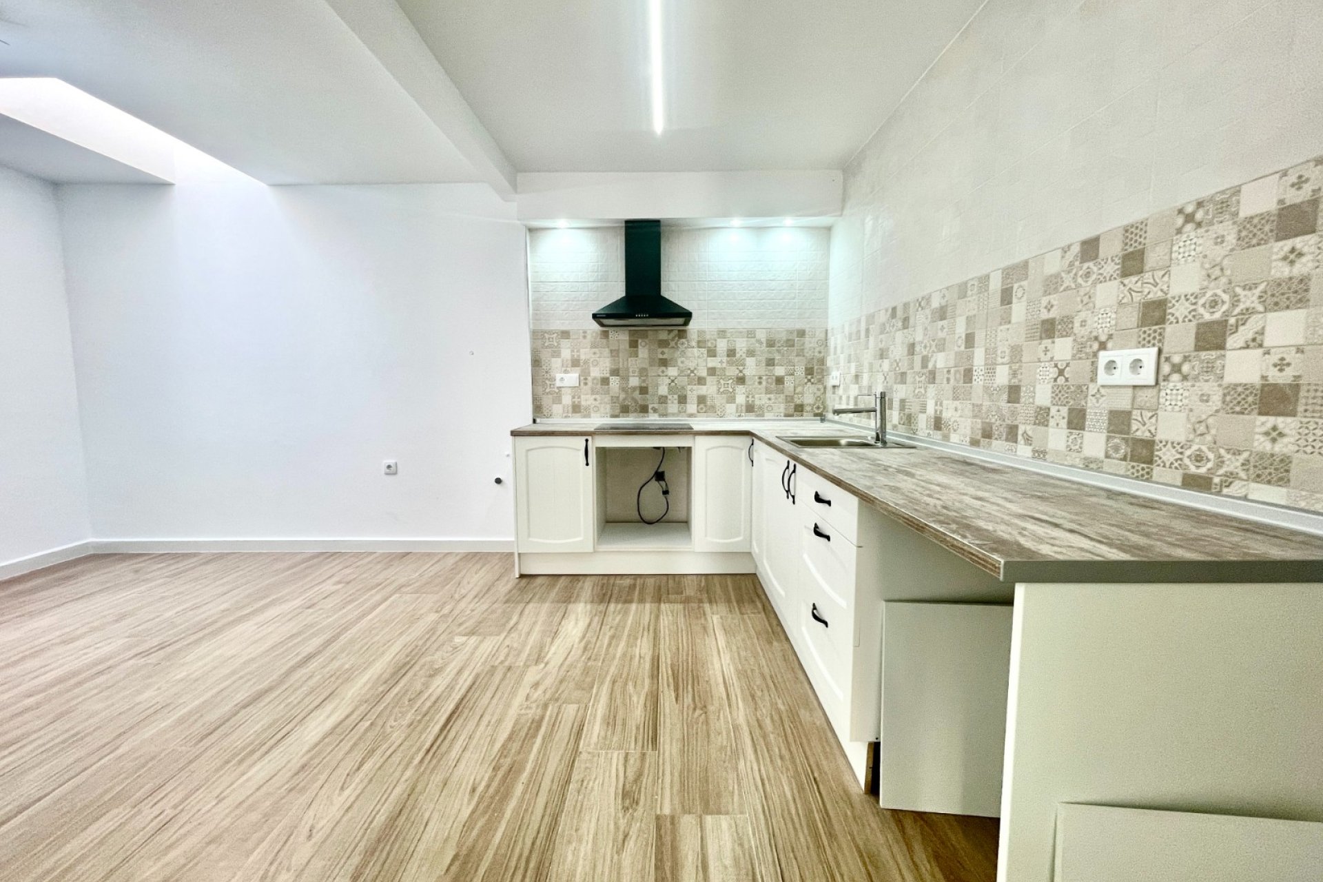 Resale - Townhouse / Terraced House - Daya Vieja