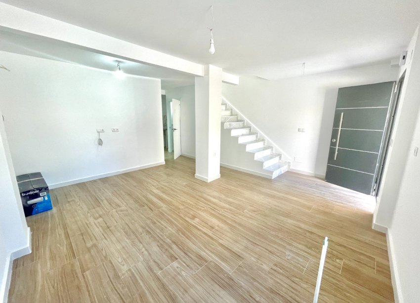 Resale - Townhouse / Terraced House - Daya Vieja