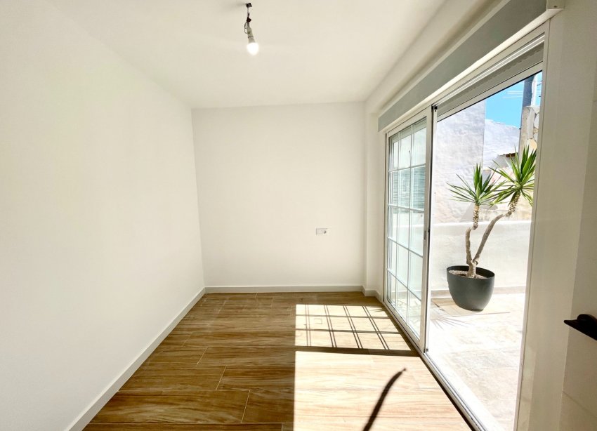 Resale - Townhouse / Terraced House - Daya Vieja