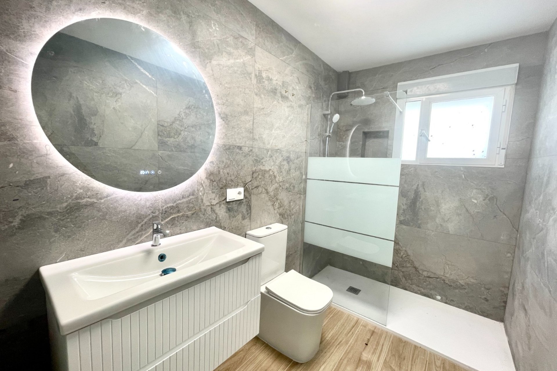 Resale - Townhouse / Terraced House - Daya Vieja