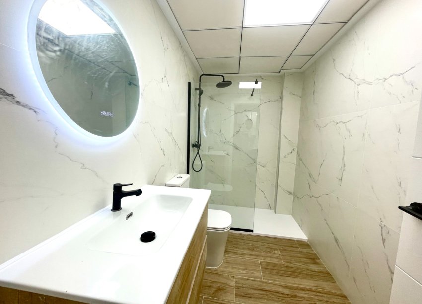 Resale - Townhouse / Terraced House - Daya Vieja