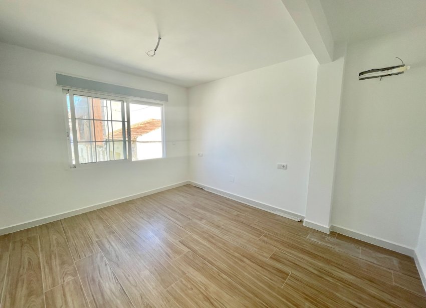 Resale - Townhouse / Terraced House - Daya Vieja