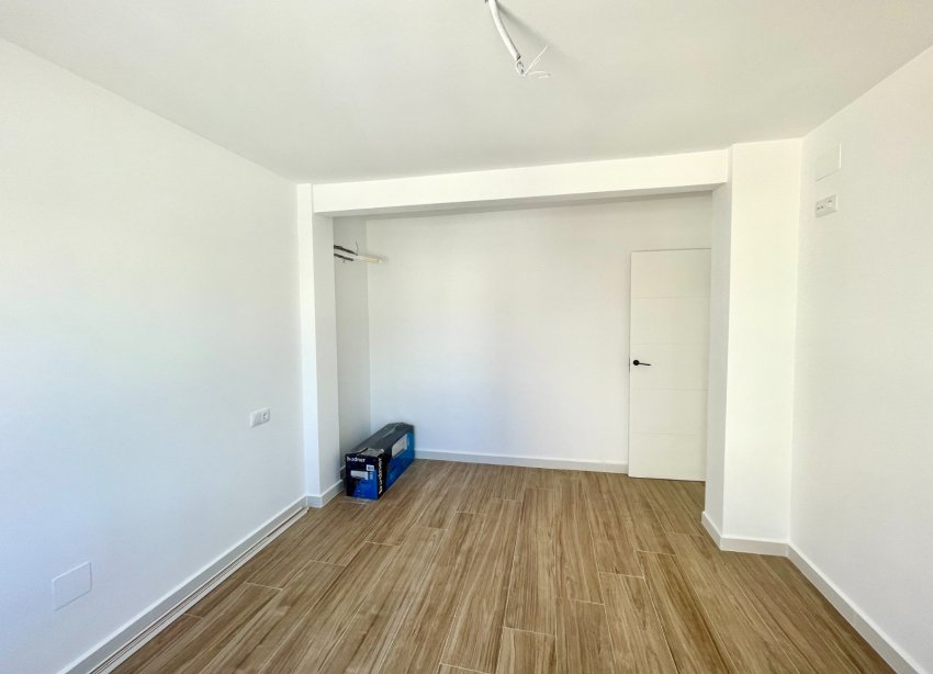 Resale - Townhouse / Terraced House - Daya Vieja