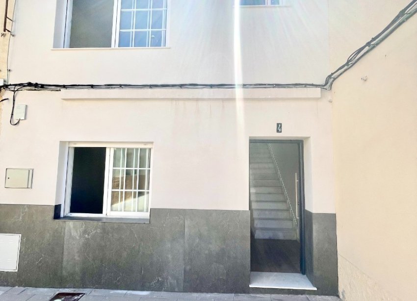 Resale - Townhouse / Terraced House - Daya Vieja