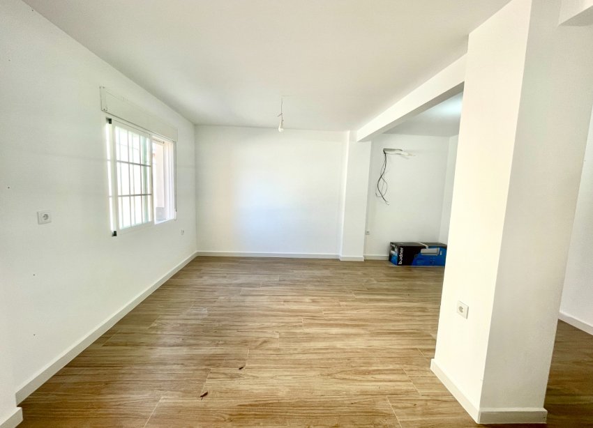 Resale - Townhouse / Terraced House - Daya Vieja