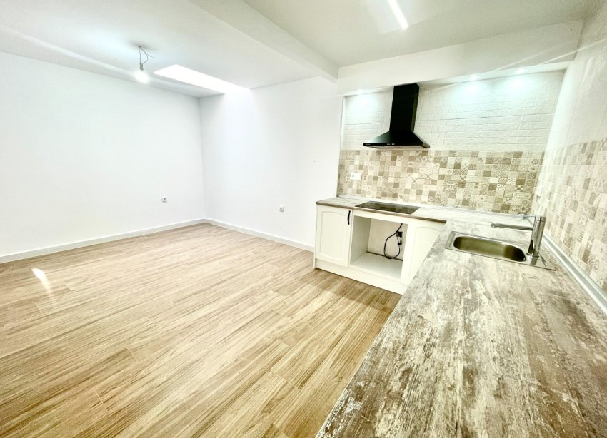 Resale - Townhouse / Terraced House - Daya Vieja