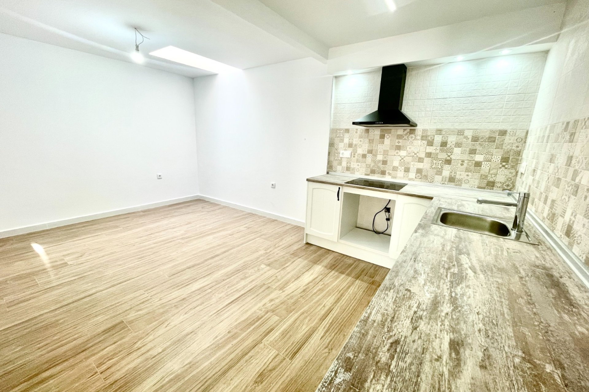 Resale - Townhouse / Terraced House - Daya Vieja