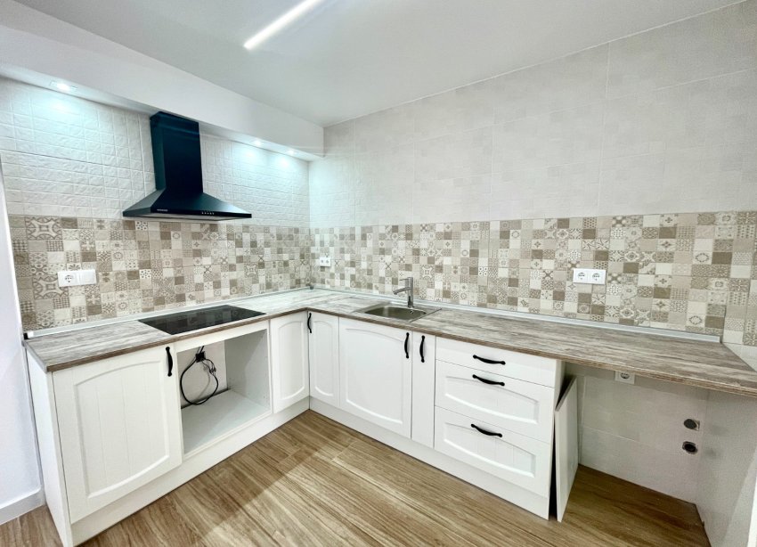 Resale - Townhouse / Terraced House - Daya Vieja
