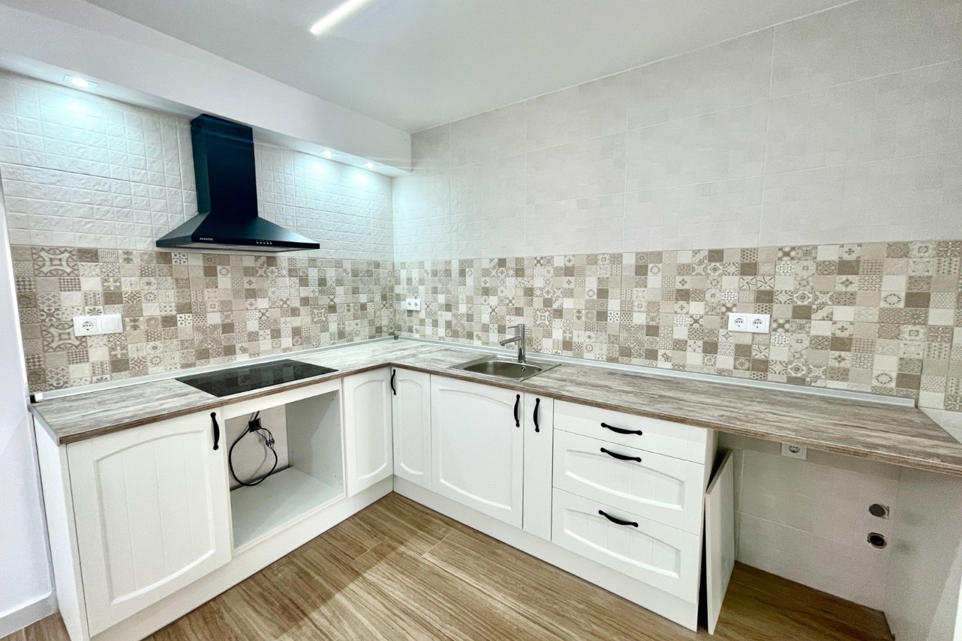 Resale - Townhouse / Terraced House - Daya Vieja