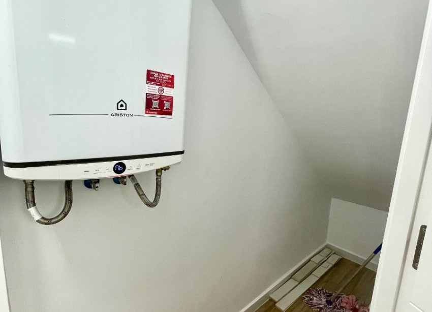 Resale - Townhouse / Terraced House - Daya Vieja