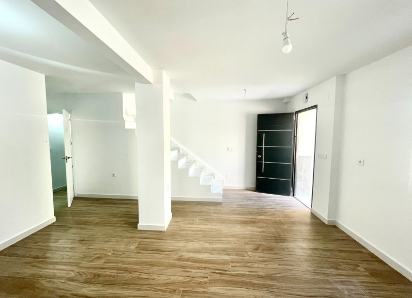 Resale - Townhouse / Terraced House - Daya Vieja