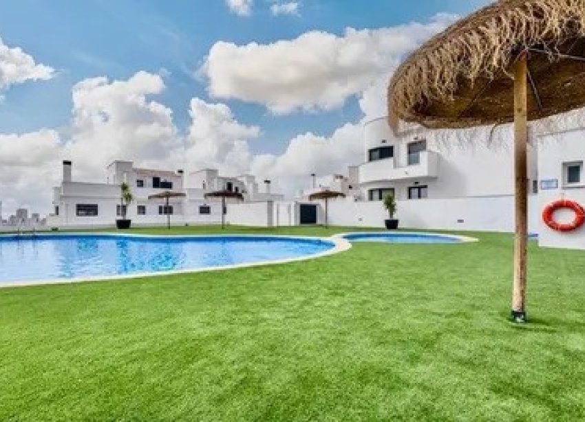 Resale - Townhouse / Terraced House - Finestrat - Urbanización