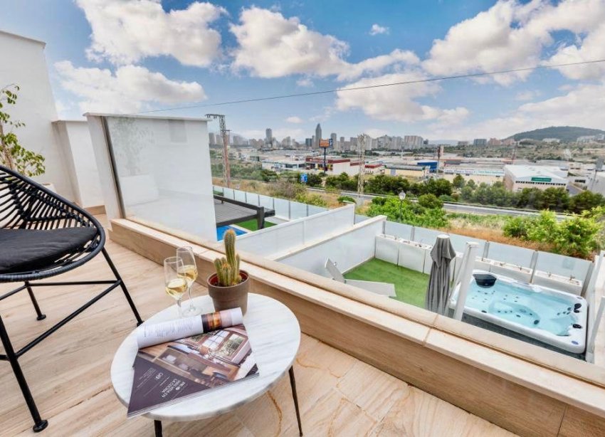 Resale - Townhouse / Terraced House - Finestrat - Urbanización