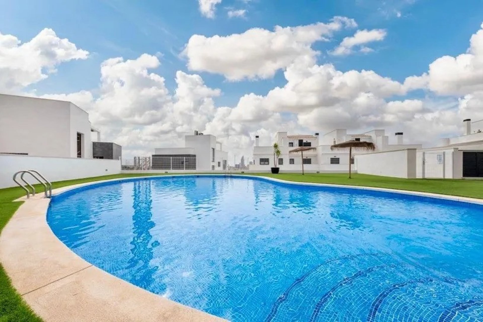 Resale - Townhouse / Terraced House - Finestrat - Urbanización