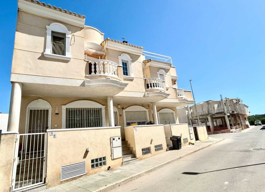 Resale - Townhouse / Terraced House - Heredades