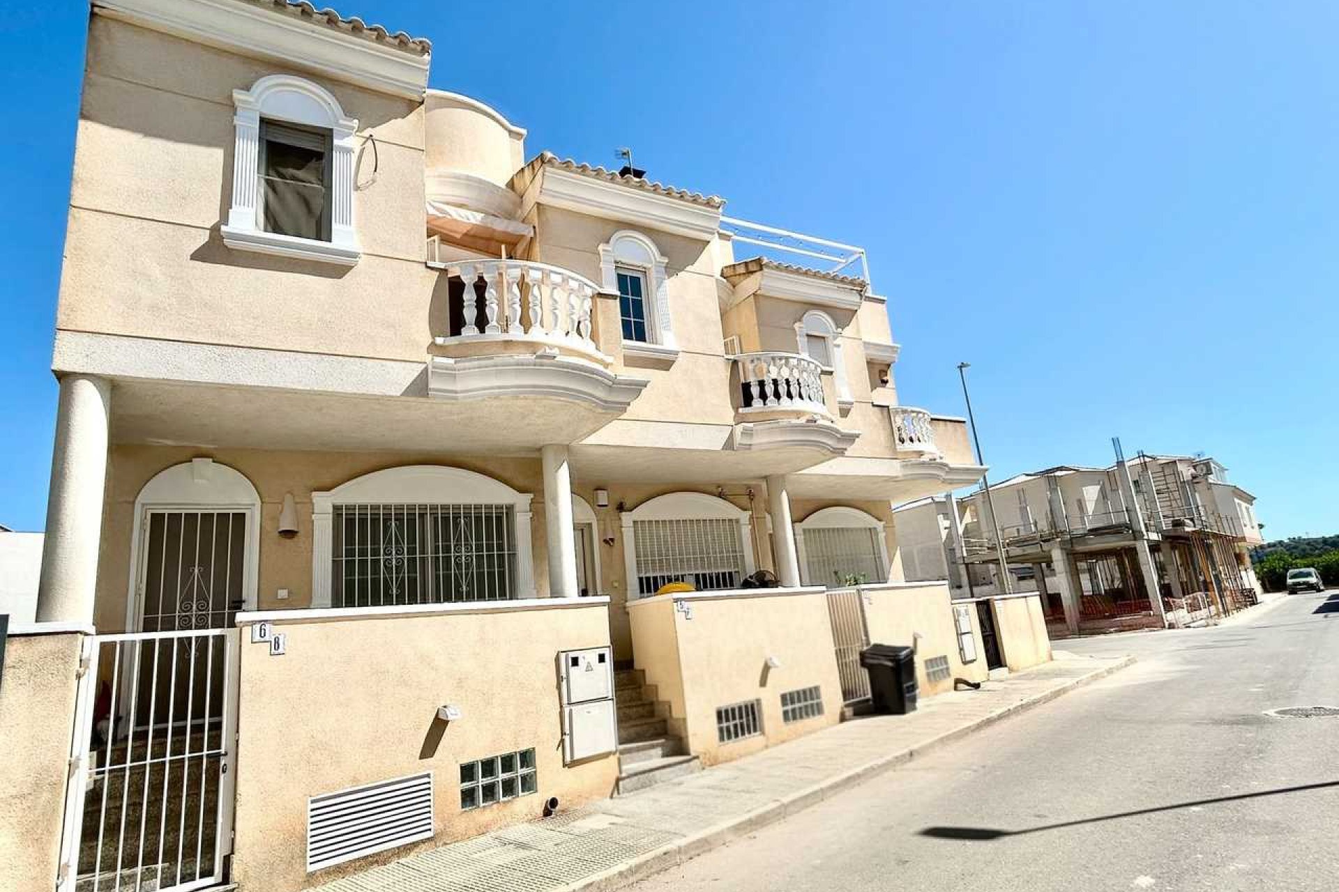 Resale - Townhouse / Terraced House - Heredades