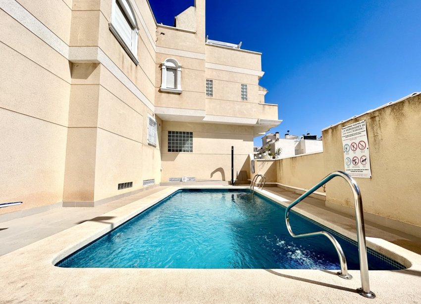 Resale - Townhouse / Terraced House - Heredades