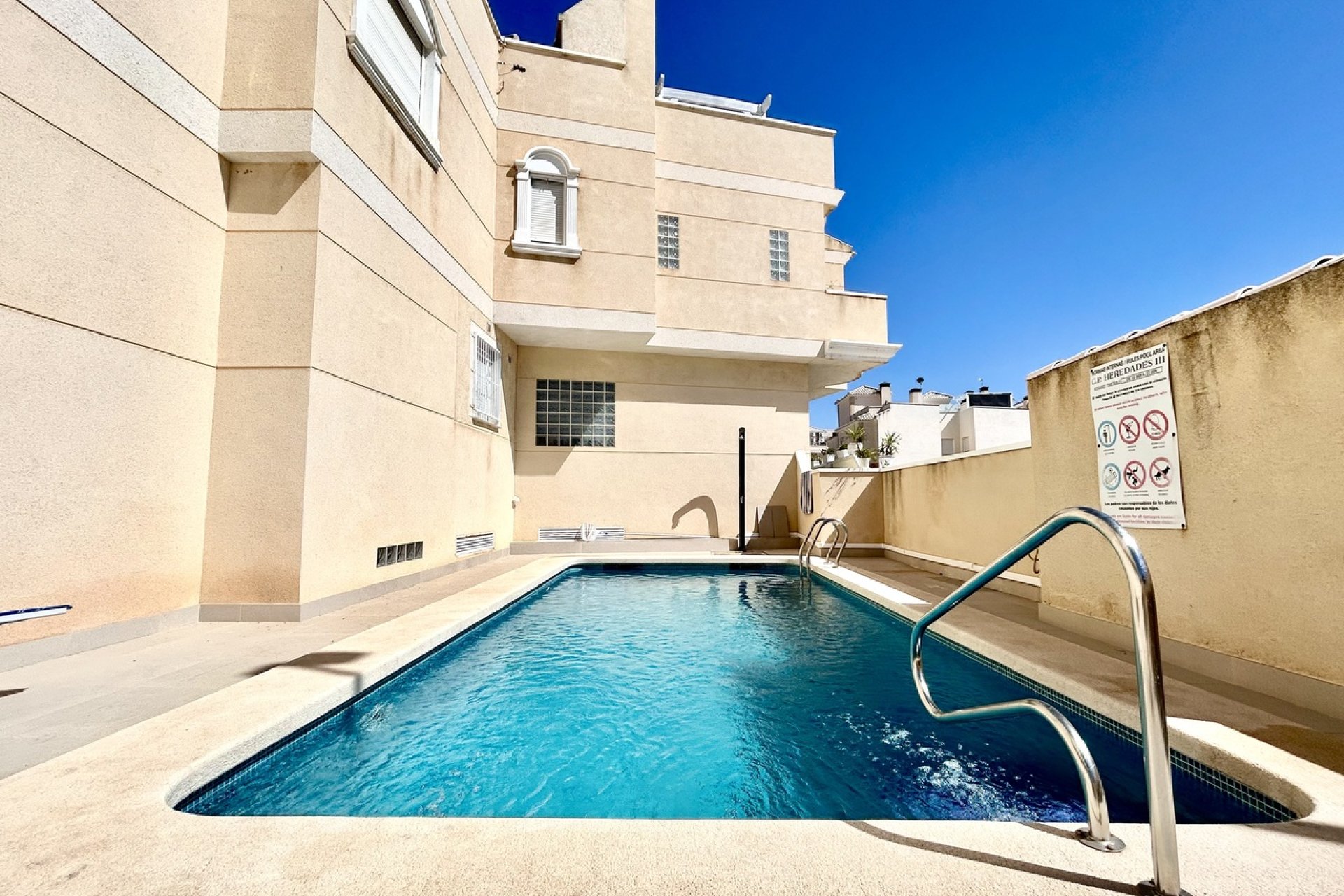 Resale - Townhouse / Terraced House - Heredades