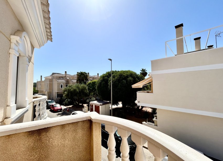 Resale - Townhouse / Terraced House - Heredades