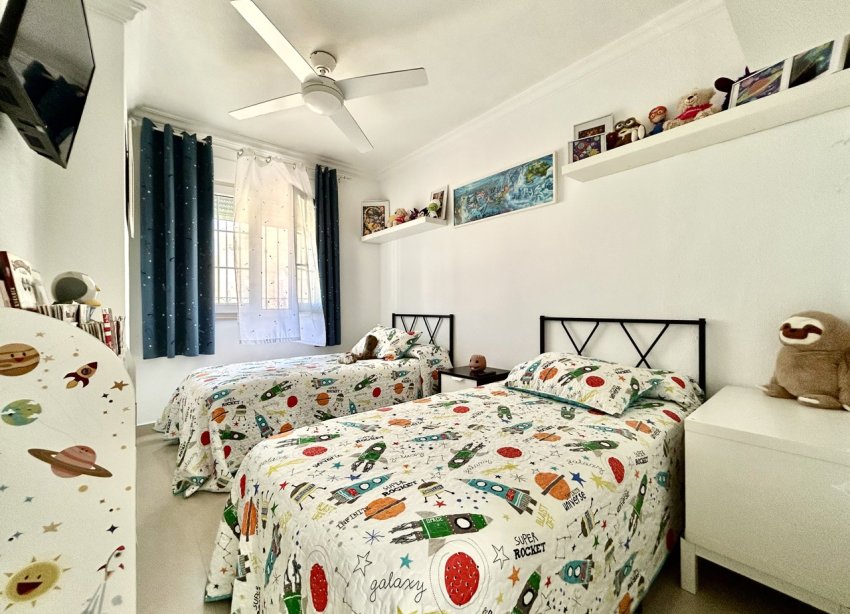 Resale - Townhouse / Terraced House - Heredades