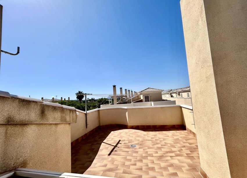 Resale - Townhouse / Terraced House - Heredades