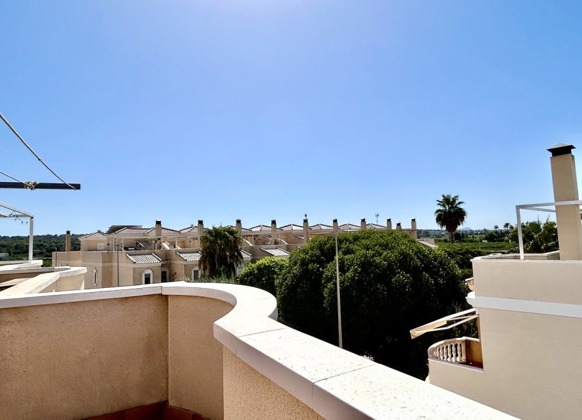 Resale - Townhouse / Terraced House - Heredades