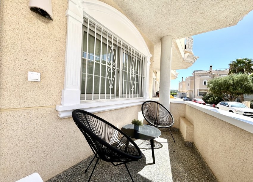Resale - Townhouse / Terraced House - Heredades