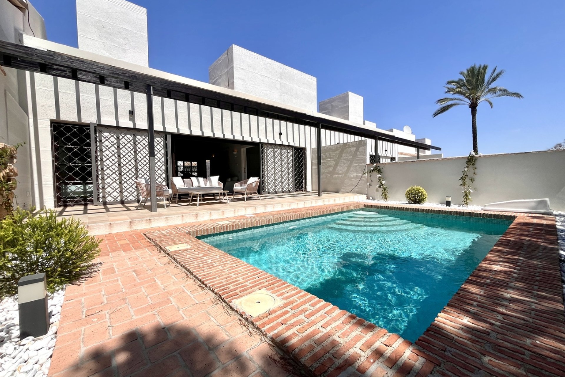 Resale - Townhouse / Terraced House - Sucina