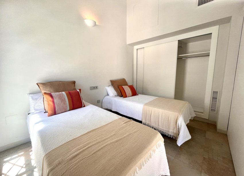 Resale - Townhouse / Terraced House - Sucina