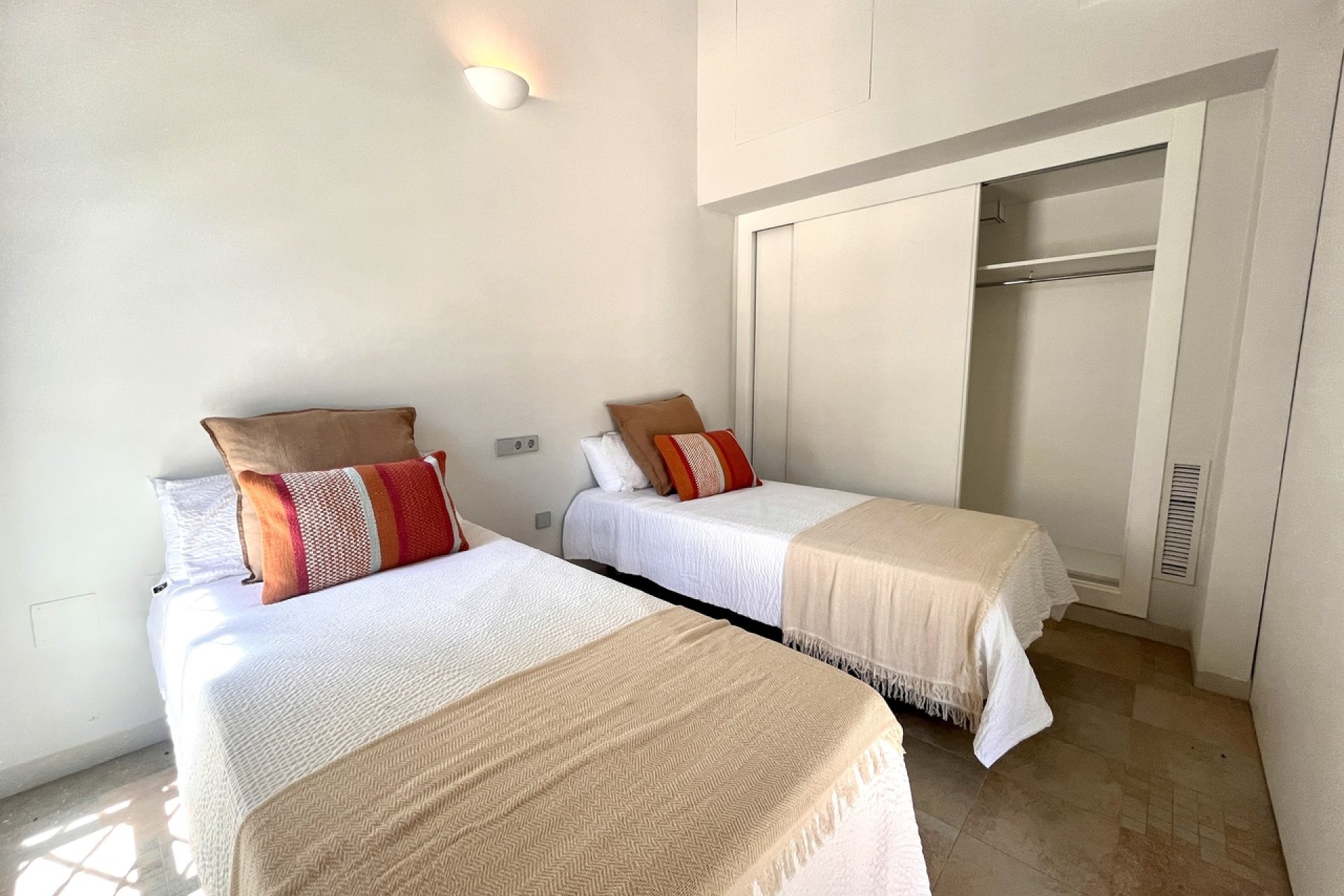 Resale - Townhouse / Terraced House - Sucina