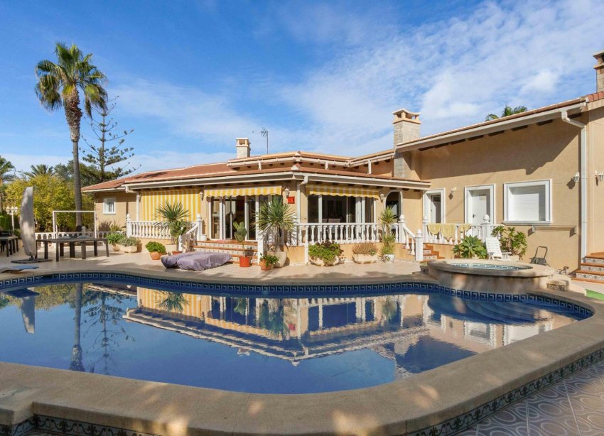 Resale - Villa - Cabo Roig - MUY CERCA DE LA PLAYA