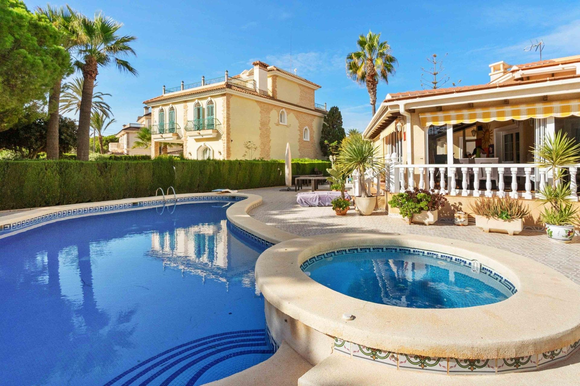 Resale - Villa - Cabo Roig - MUY CERCA DE LA PLAYA