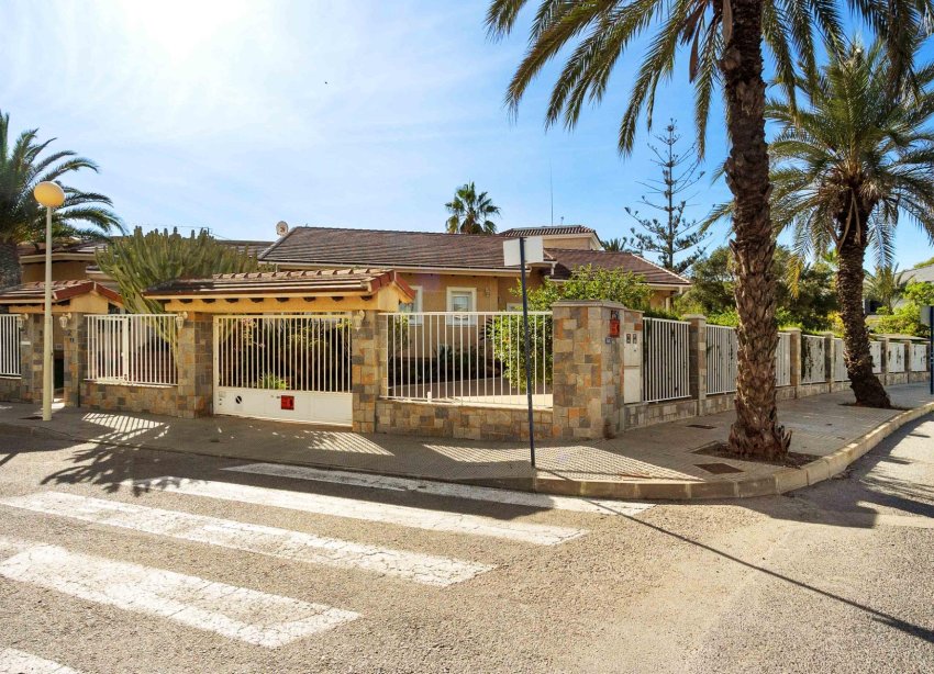 Resale - Villa - Cabo Roig - MUY CERCA DE LA PLAYA