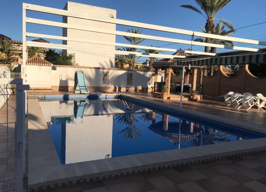 Resale - Villa - Cabo Roig