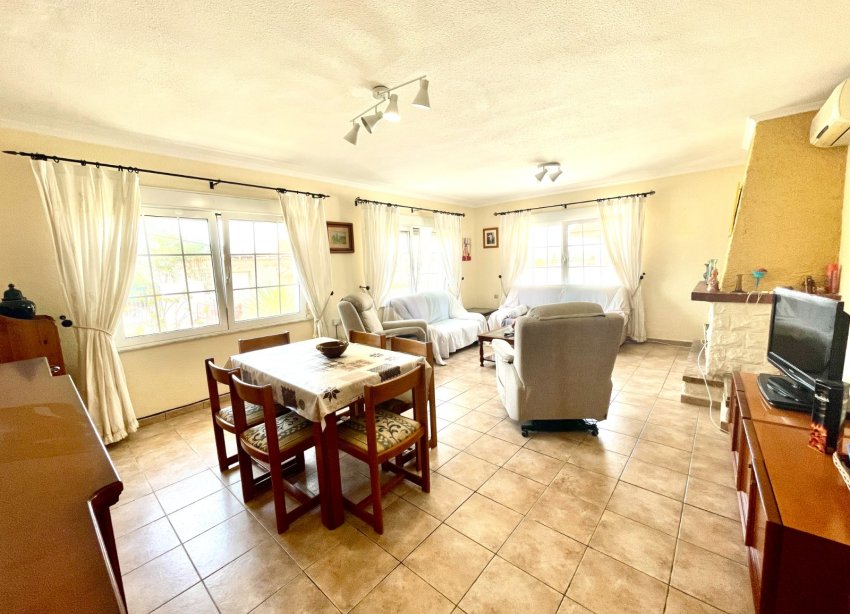 Resale - Villa / House - Benijofar - Pueblo