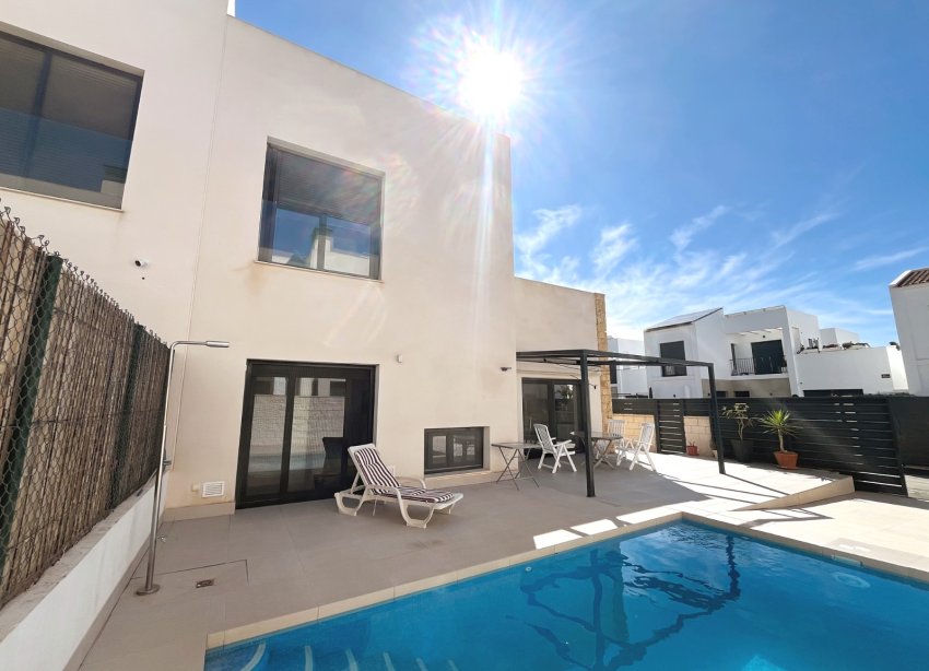Resale - Villa / House - Ciudad Quesada - Pueblo Bravo